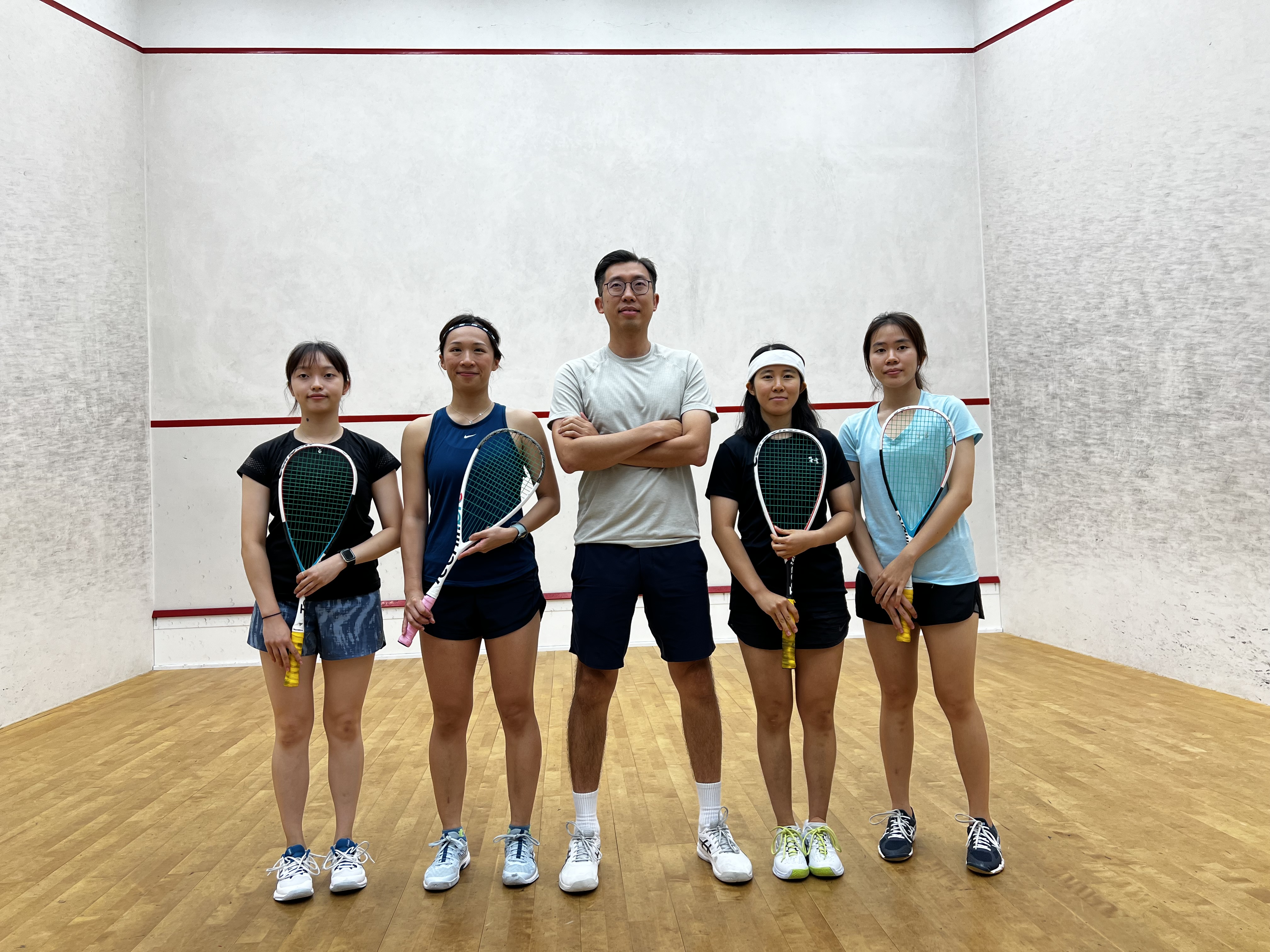 1 教練林資岷(中) 與出征亞運4位女團成員 (左起)梁盈嵐、廖桂芝、楊咏芝及楊慧鈴。本.jpg
